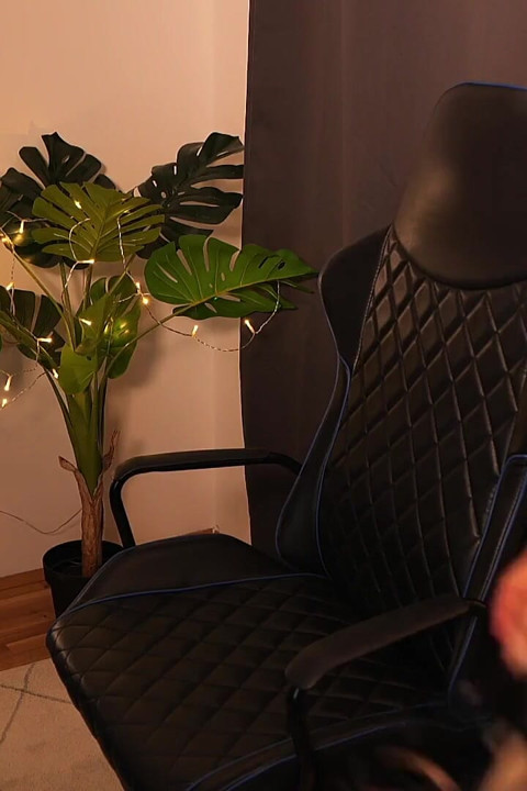 Sie versohlt ihr den Hintern