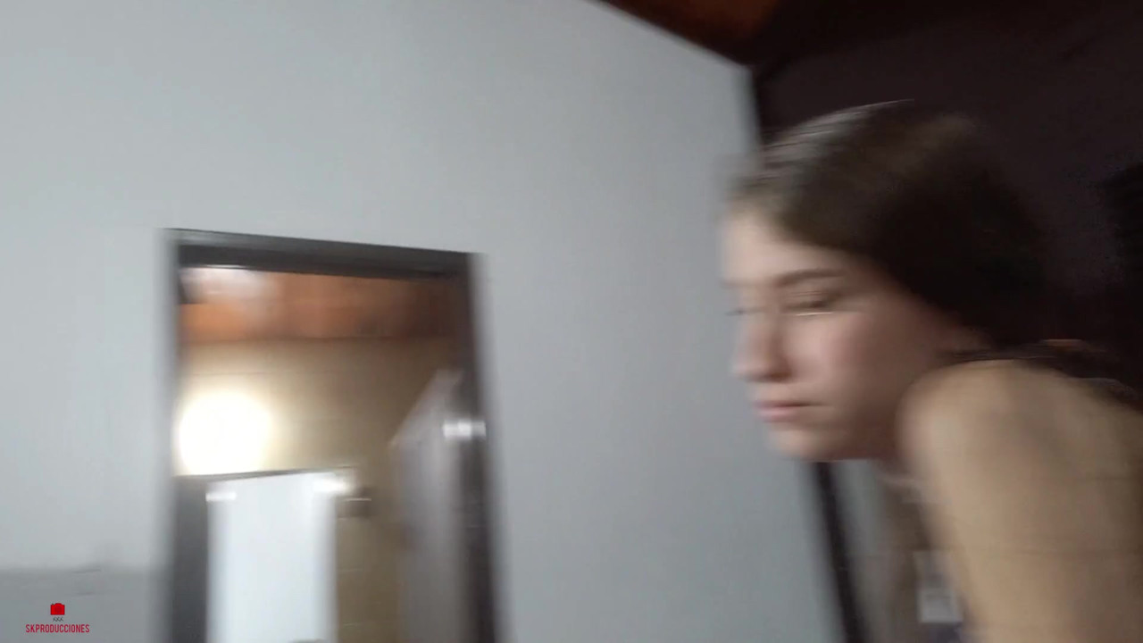 無邪気な顔をした義理の妹は、私に素晴らしいオーラルをさせてほしいと頼みます