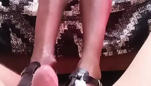 Üvey baba üniformalı üvey kızıyla ayakkabı seksi yapıyor ve lezzetli ayaklarına boşalıyor