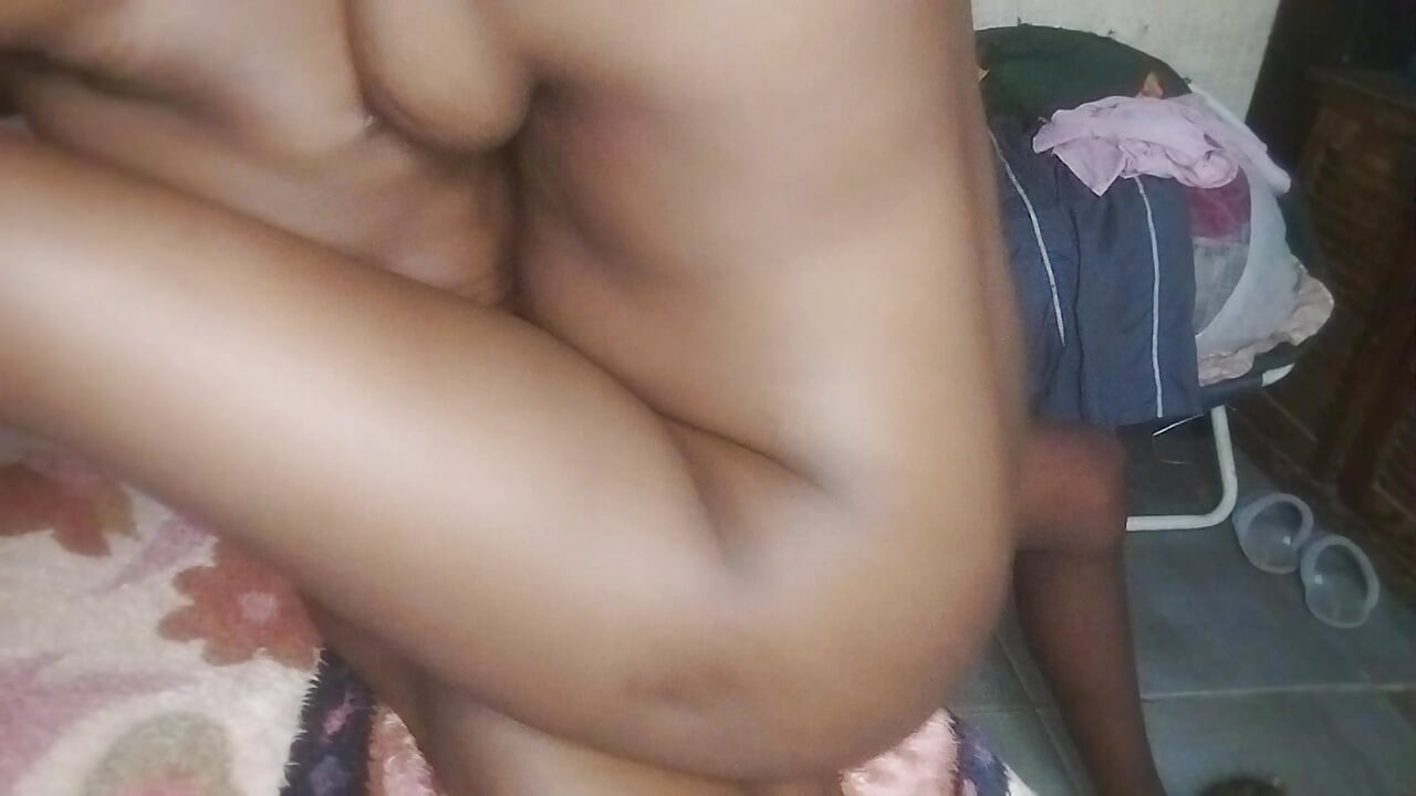 Ela me cavalga como se cavalgasse um touro