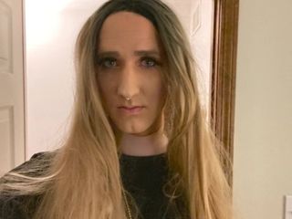 Transvestit feminisiert, um von einem Mann gefickt zu werden