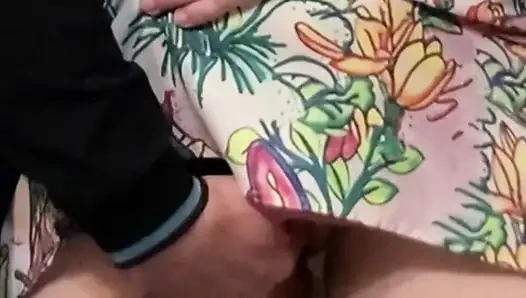 Tamamen yabancı metroda tıraşlı amcığını ovuyor