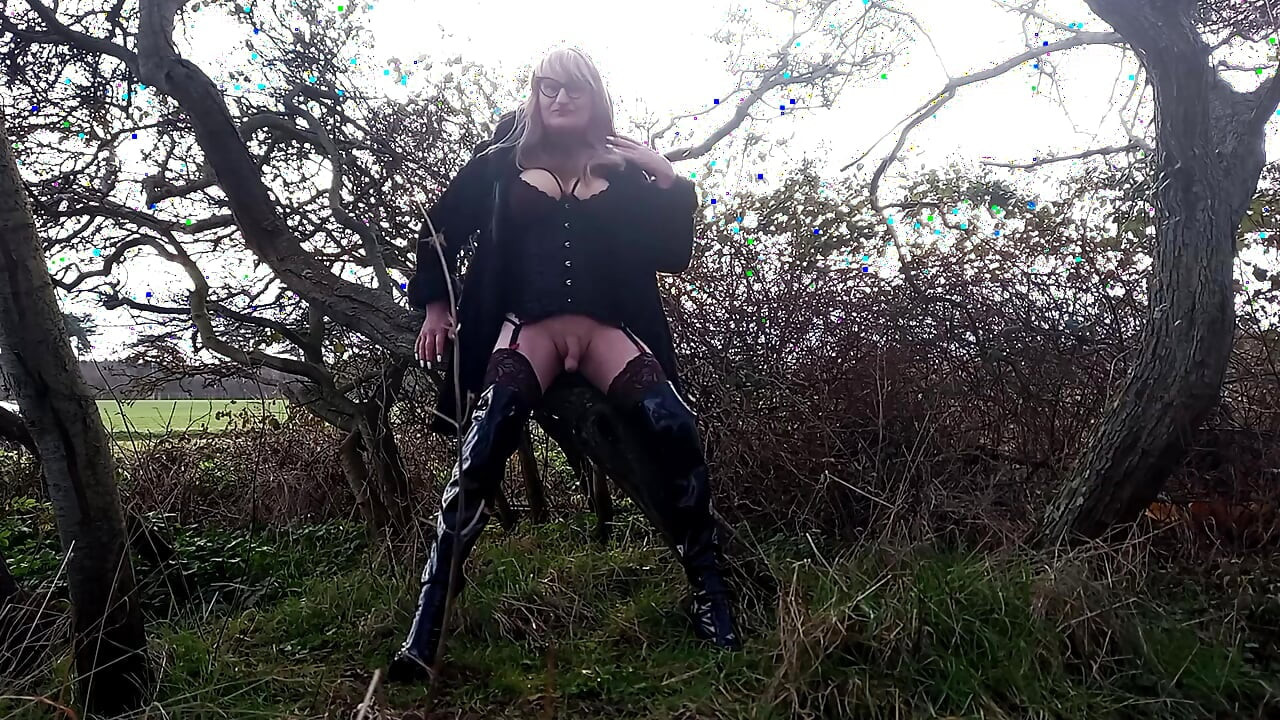Crossdressed and Wanking Outdoors