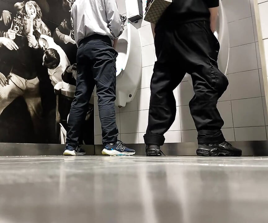 Dan u javnim zahodima trgovačkog centra
