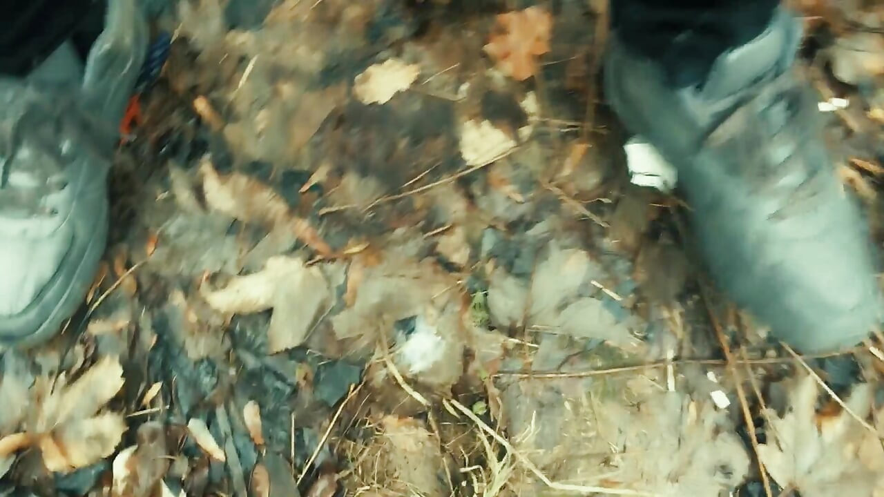 クルージングエリアでの大きな未割礼のペニスからの前立腺液と精液のクローズアップ