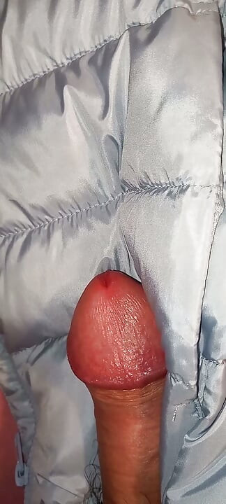 Jebanje postave njene plave puffer jakne