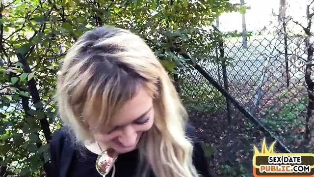 Skinny sex date babe sucks outdoor in public be4 fucked