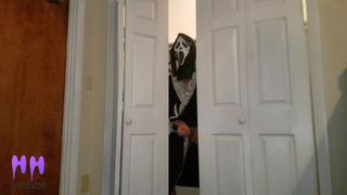 Сводный пасынок шпионит за тетей для шалости на Хэллоуин