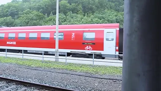 Güzel sarışın tren istasyonunun içinde büyük yarağı buluyor ve sikiyor
