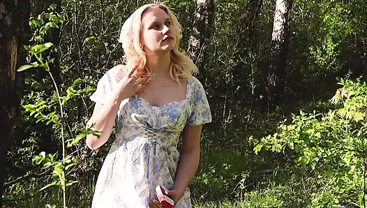 Ein mädchen aus dem dorf, das raucht