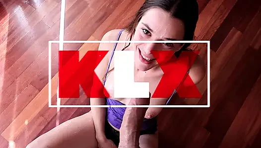 Cewek sange ini nyepong kontol sampai tenggorokan dan ngocok kontol sampai tenggorokan - klx
