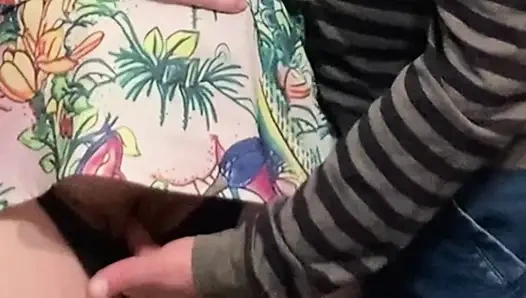 Dieses mädchen hat mich in der Öffentlichkeit ihre muschi reiben lassen