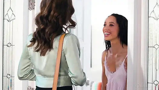 Girlsway - sahte kitap kulübü Alexis Tae Evelyn Claire'i tek başına alıyor ve okumayı ateşli lezbiyen sekse dönüştürüyor