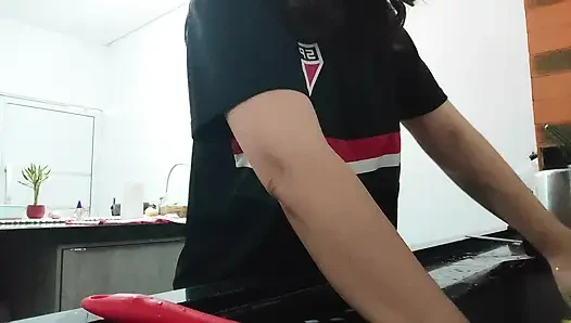 Woman teasing while washing dishes. She loves to transmit to the voyeurs on duty