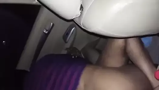 Un mari desi laisse un inconnu baiser la salope dans sa voiture