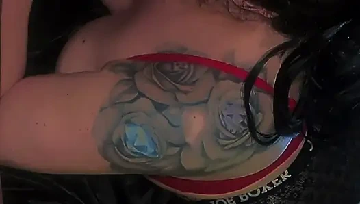 Dizlerimin üzerinde yalvarıyor