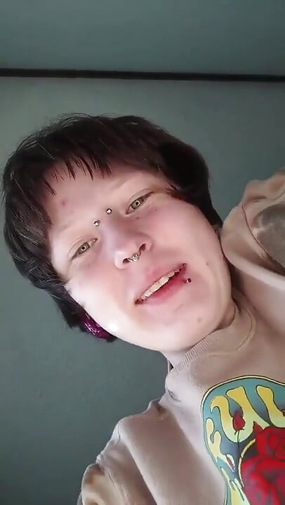 Lori Critter sentando na cara em primeiro plano
