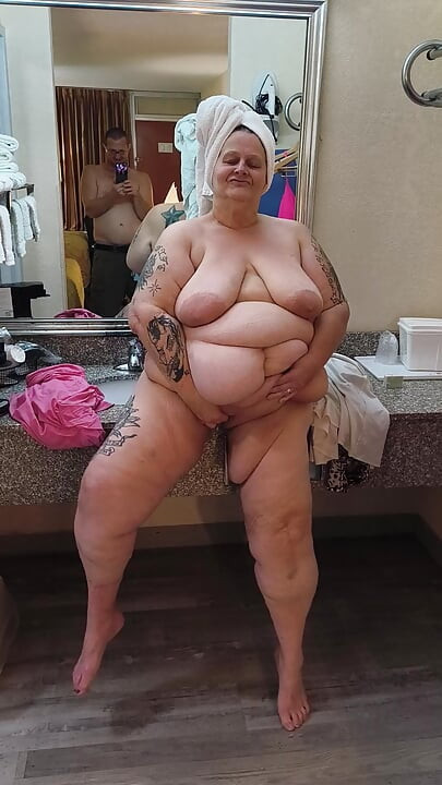 Dancing Naked in a Towel Got Her Pussy Ate and Squirting