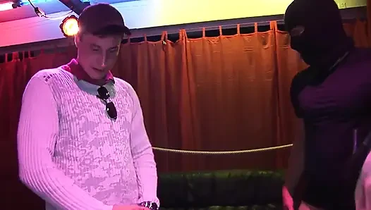 İç çamaşırlı genç dövmeli sarışın Alman bebek canavar yarağa biniyor