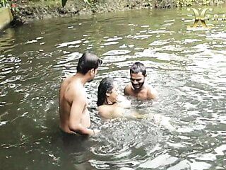 Vuile grote borsten Bhabi neemt een bad in de vijver met knappe Deborji (buiten)