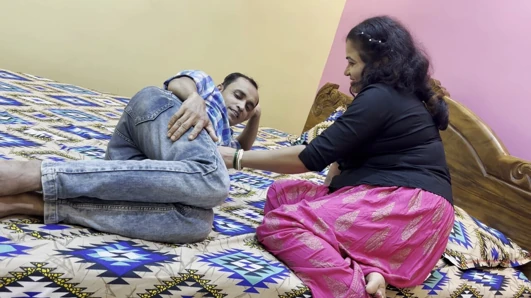 Penis besar debour ji ne mouka milte he bhabi ko pussy main kiya ungli atau bhabi ne pilia pussy ros
