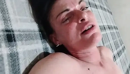 Bakış açısı seksi minyon orta yaşlı seksi kadın sikiliyor