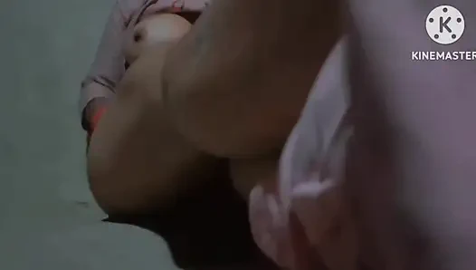 Aku disetubuhi di lubang memekku dengan terong tebal sangat sakit.