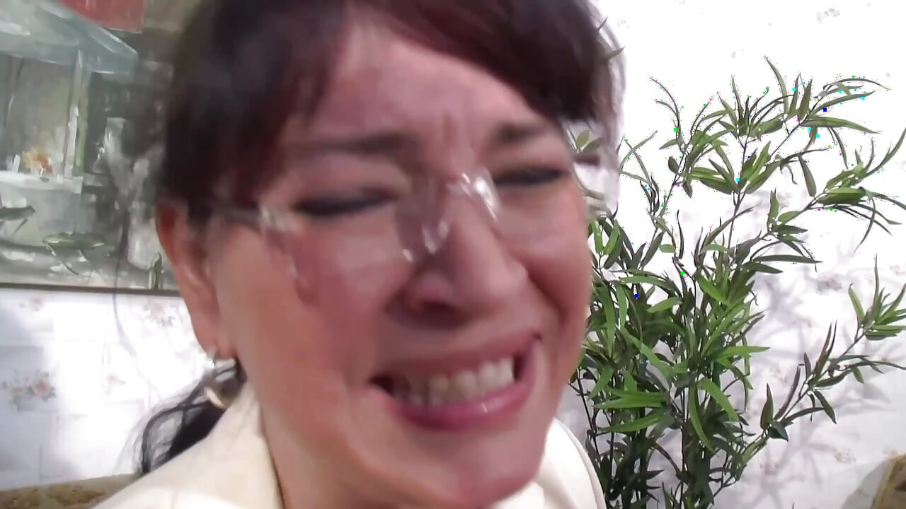 미시 고 여전히 발정난! 소파에서 쓰리섬으로 그녀의 야생을 운전해!