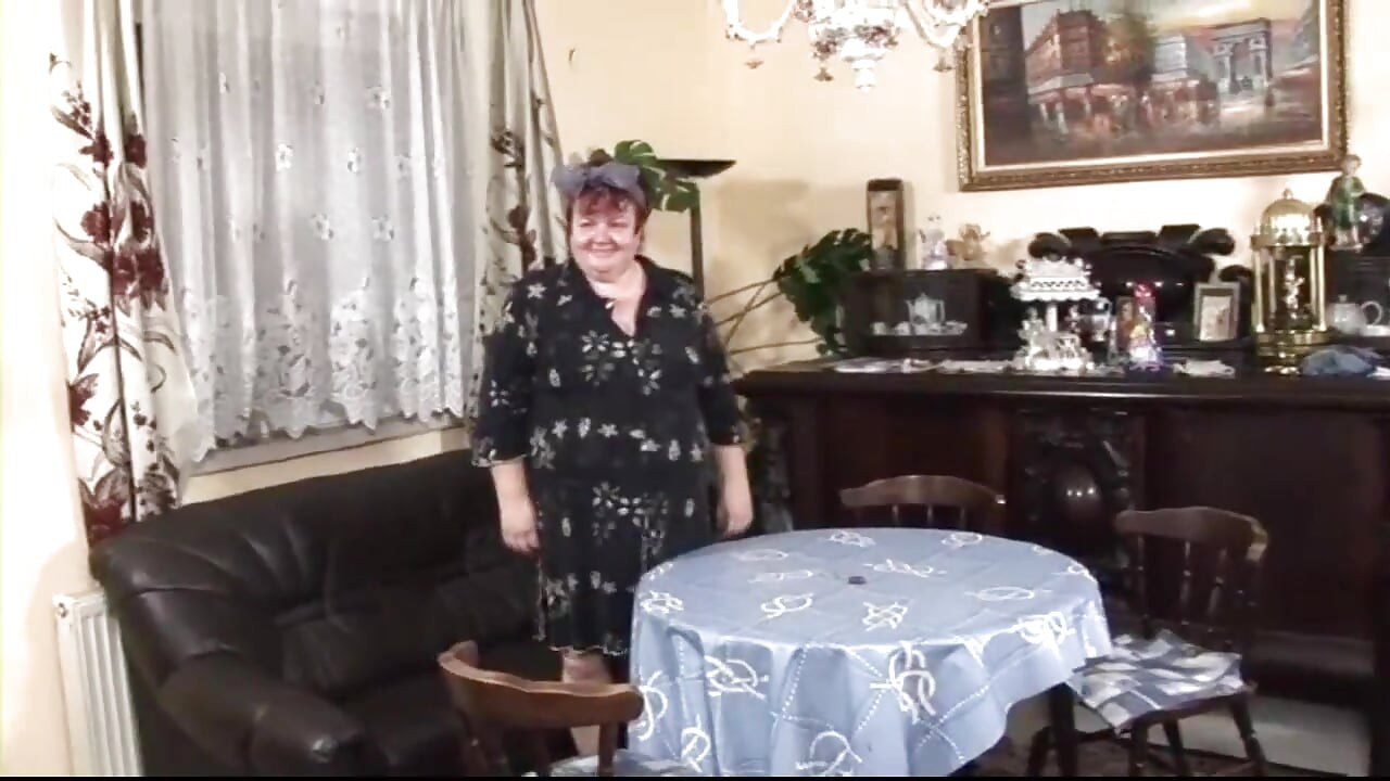 MILF gemuk berambut merah berkongkek