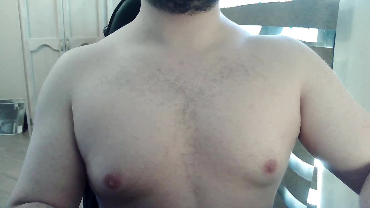 Muscular camboy works out his upper body