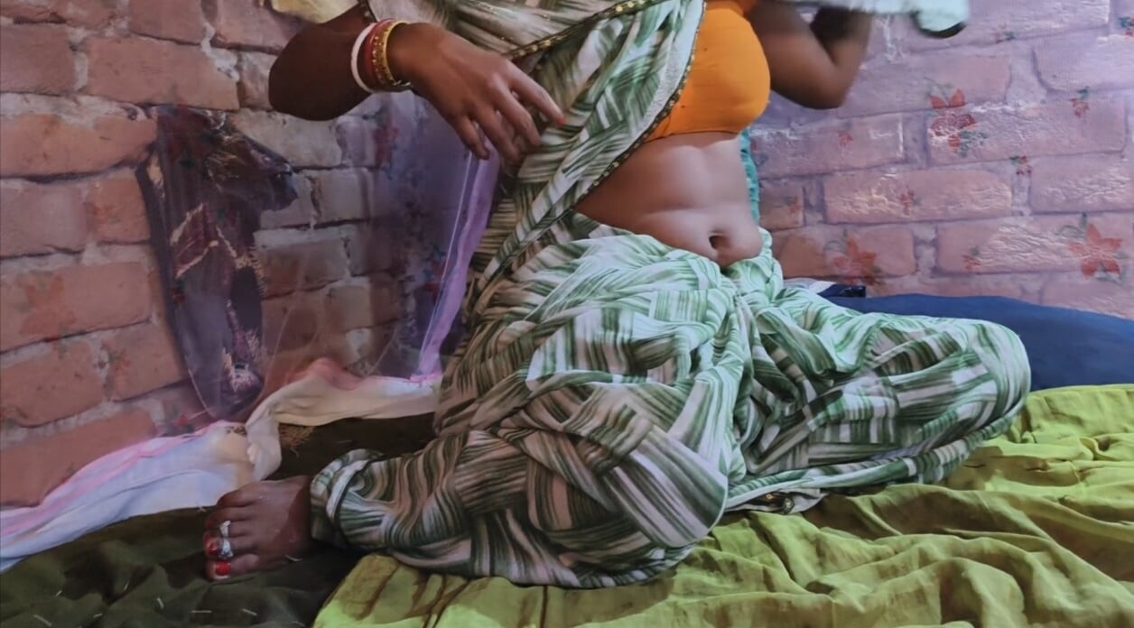 Bhabhi Saree Suman bernakal dengan adik iparnya untuk seks dubur kasar dan keras selepas urutan ais di belakangnya di Hindi