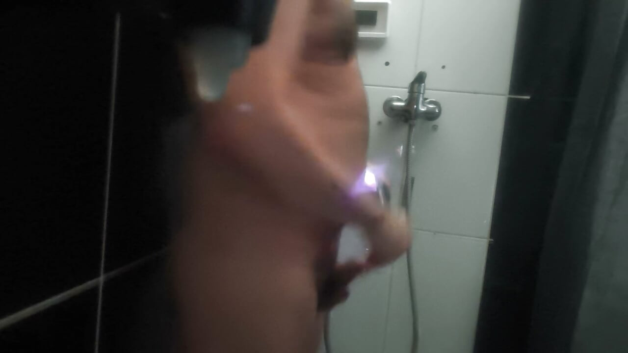 Estou no chuveiro a agarrar o meu amiguinho