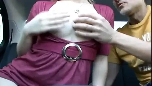 Cewek sange ini lagi asik fingering memeknya di dalam mobil