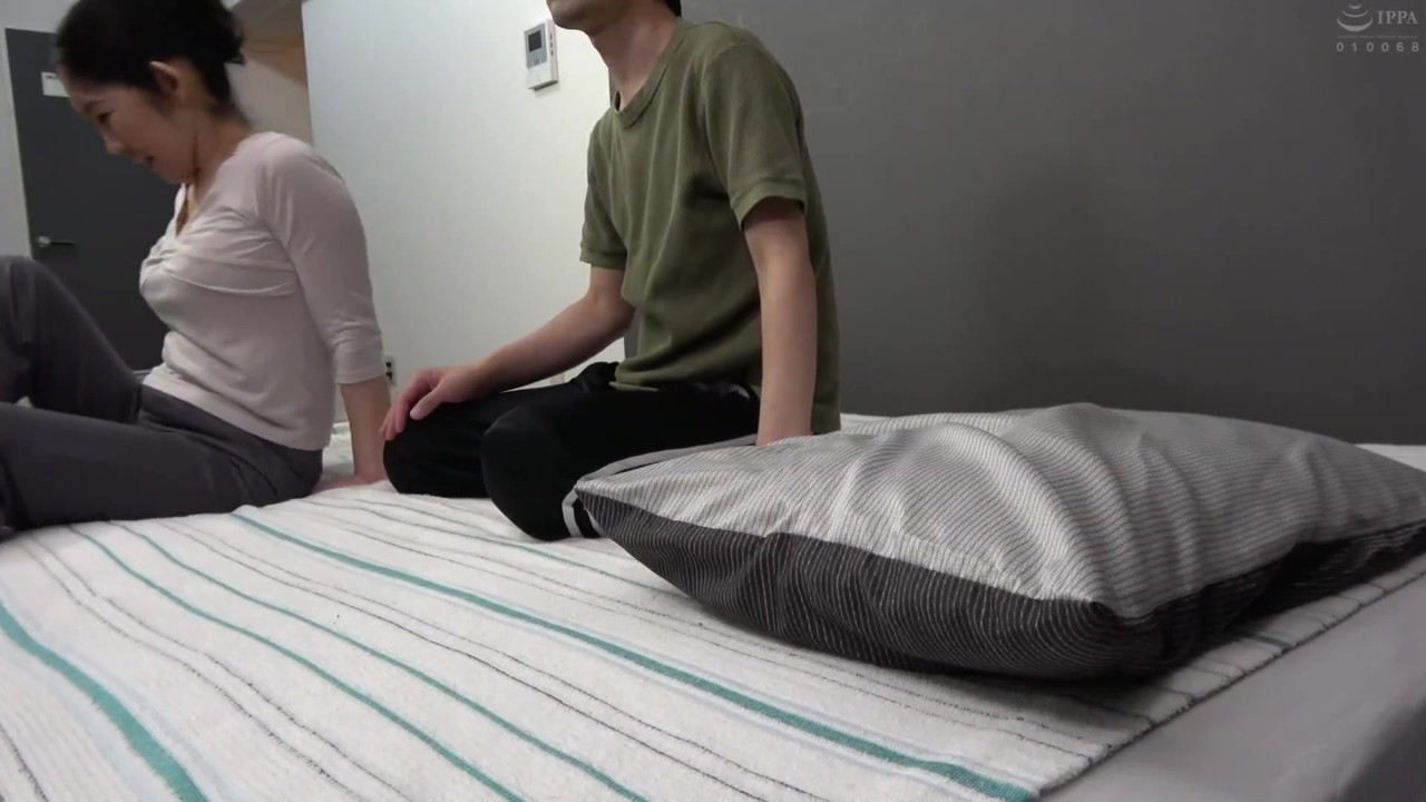 息子が母親の体をマッサージ中にズボンを下げて半ケツにしたら… - Part.1