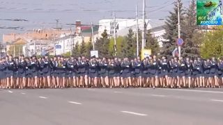 美しさが勝つ！ロシアの女の子、パレードに参加！