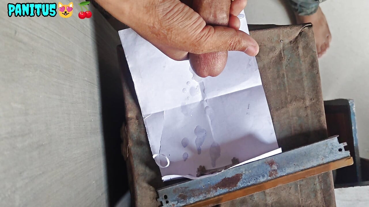 The girl saw the 18-inch, then the girl secretly put her finger in her ass and came out of the water.