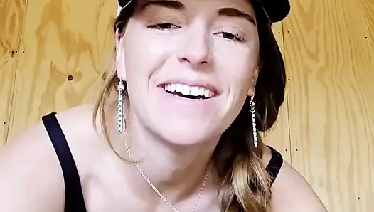 Рыжая трахается в задницу, сквиртует All Onmver трение ступнями