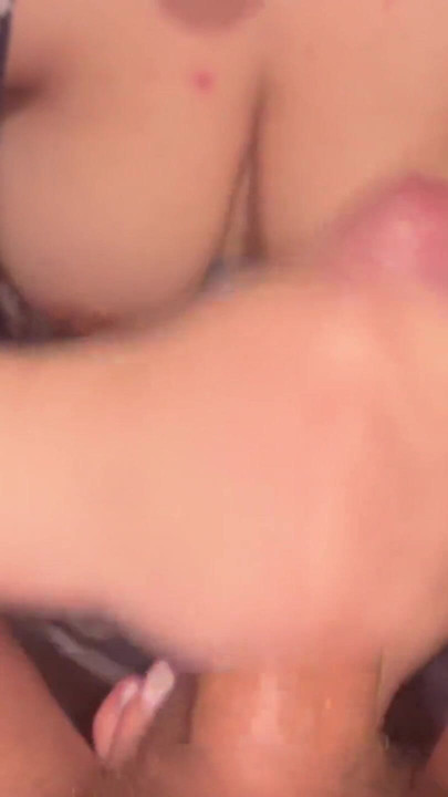 Een sappige cumshot op de tieten van mijn vriendin | Clip 1