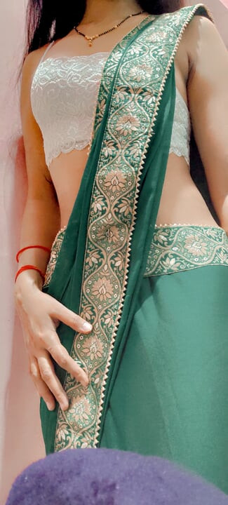 Bhabhi ziet er heet uit in groene saree