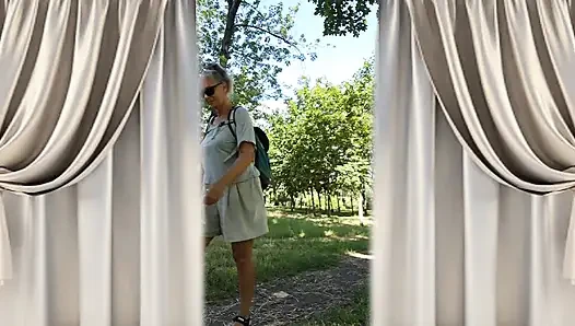 Parkta yürüyüş yaptıktan sonra ateşli flört ediyor