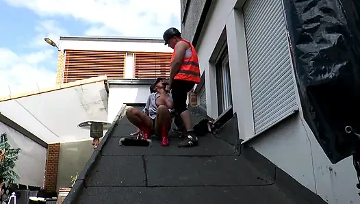 Tante seksi dengan pantat bahenol lagi asik seks anal di luar ruangan