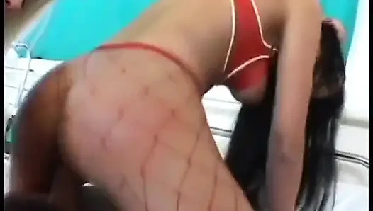 Büyük yaraklı adam bu iki çarpıcı biseksüel fahişede üç deliği de sikiyor