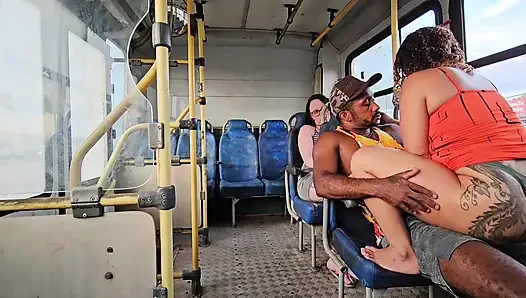EIN SCHAMLOSES PAAR, DAS IM ÖFFENTLICHEN NAHVERKEHR FÄHRT, UND EIN RÜCKSITZPASSAGIER, DAS ALLES FILMT
