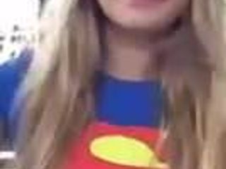 Trisha Annabelle rookt buiten in superman -outfit
