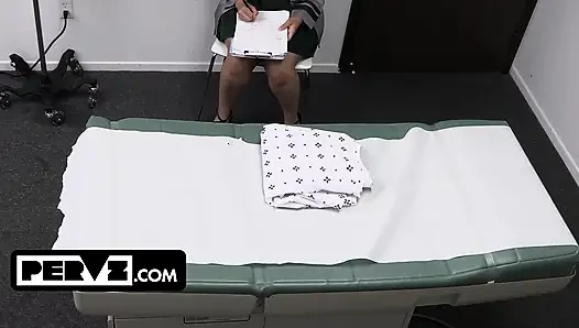 Die vollbusige natasha nice &crystal chase bekommen eine spezielle behandlung von perv-arzt
