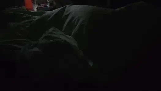 Болезненный старик входит в комнату своей жены и снимает ее на видео