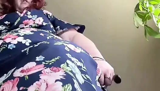 Giantess bir minik keşfediyor ve onu ayak kölesi ve yumuşak oyuncak haline dönüştürmekten eğleniyor