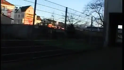 Blondes mädchen bekommt muschi von vielen verschiedenen schwänzen auseinander gerissen