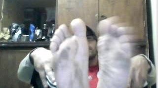 Piedi di ragazzi etero in webcam