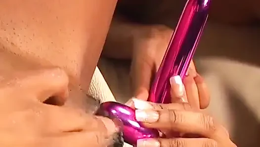 Lesbian hitam disetubuhi dengan strap-on
